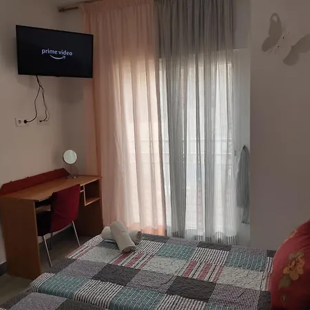 Con Terraza Y Muy Cerca De La Playa,centro Y Estacion De Tren Hébergement de vacances Málaga