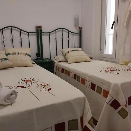 Nyaraló Con Terraza Y Muy Cerca De La Playa,centro Y Estacion De Tren