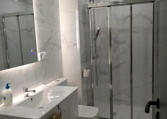 Con Terraza Y Muy Cerca De La Playa,centro Y Estacion De Tren Málaga