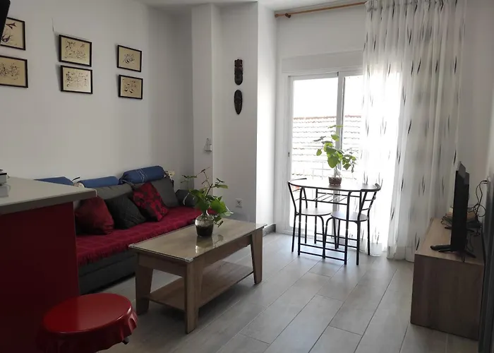 Con Terraza Y Muy Cerca De La Playa,centro Y Estacion De Tren Nyaraló *