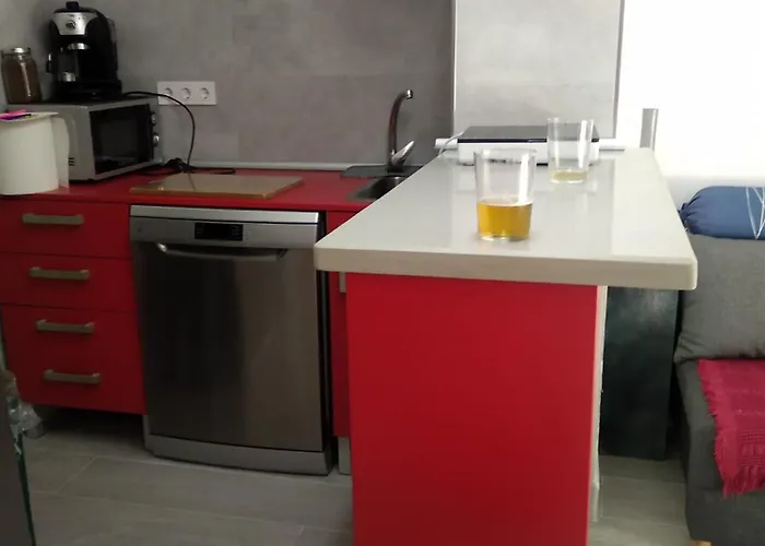 Con Terraza Y Muy Cerca De La Playa,centro Y Estacion De Tren *