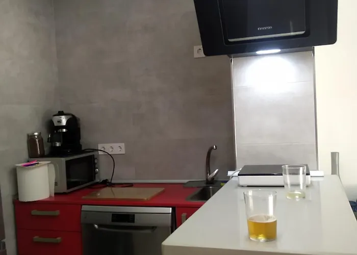 Con Terraza Y Muy Cerca De La Playa,centro Y Estacion De Tren *